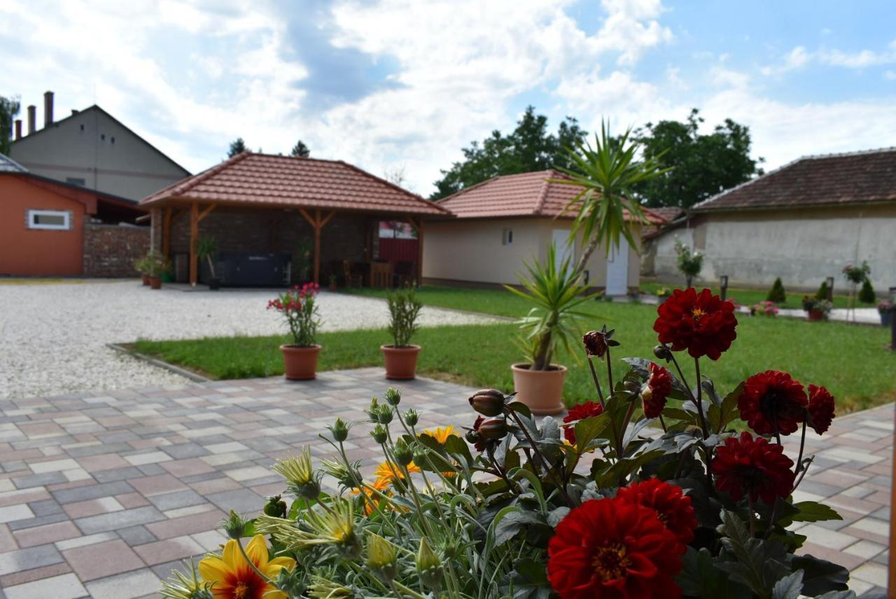 Farmerland Abádszalók Exterior foto